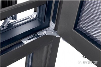 地震來襲時，門窗與空調設備 防護、風險與應對策略