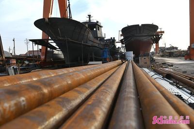 青島:造船企業趕訂單忙生產